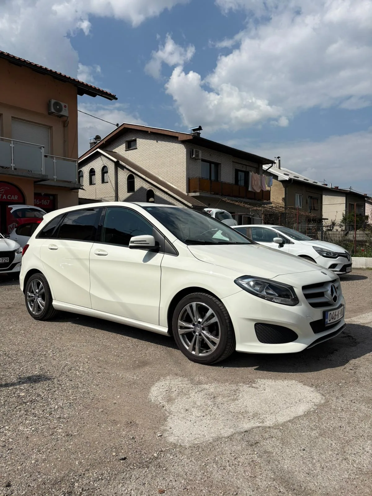 Mercedes B-Klasa bijela bočna