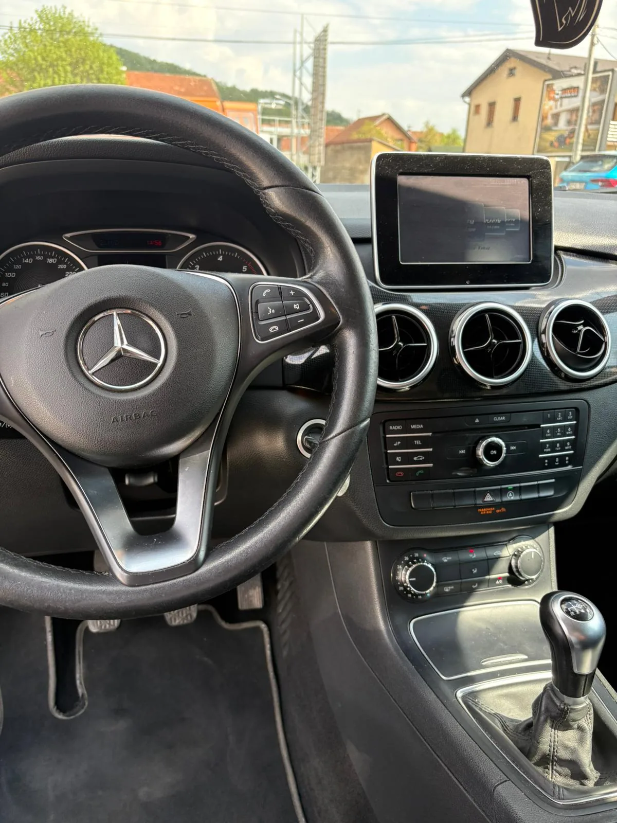 Mercedes B-Klasa bijela unutrašnjost