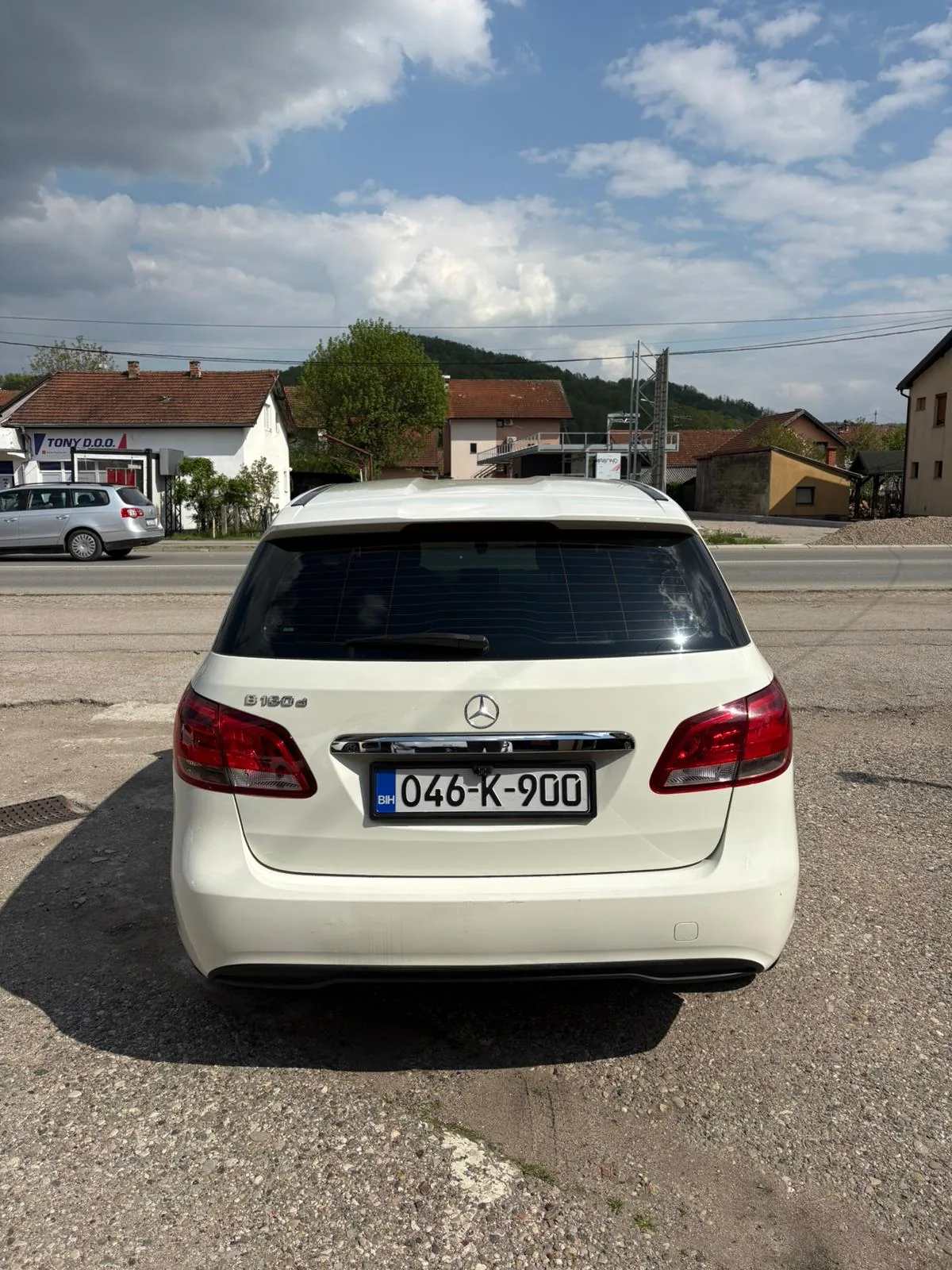 Mercedes B-Klasa bijela zadnja