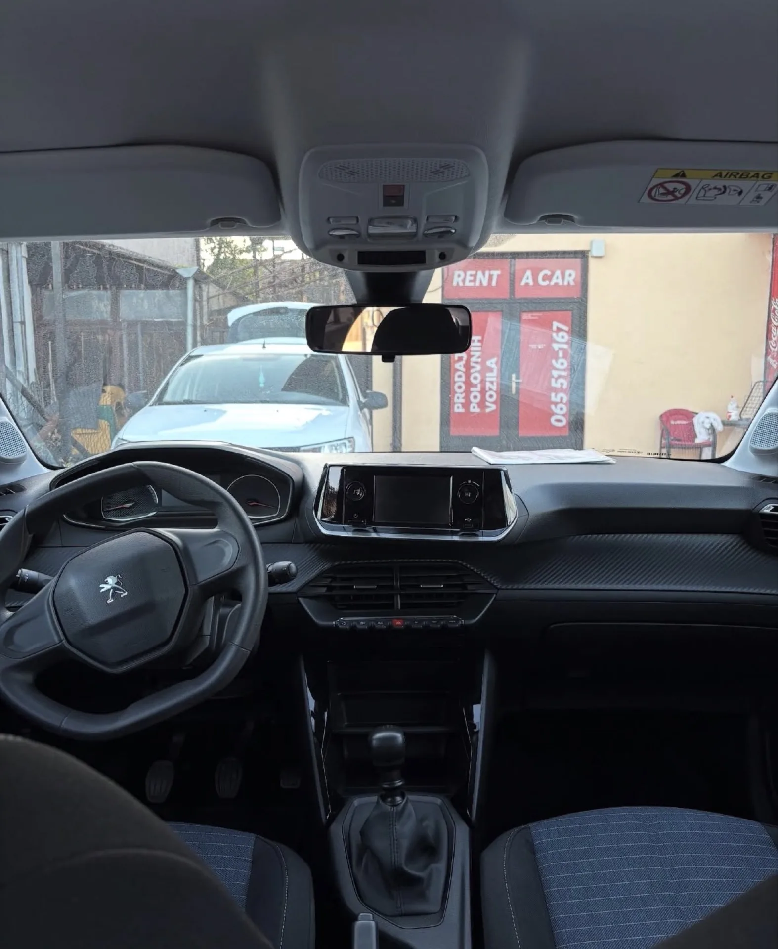 Peugeot 208 unutrašnjost